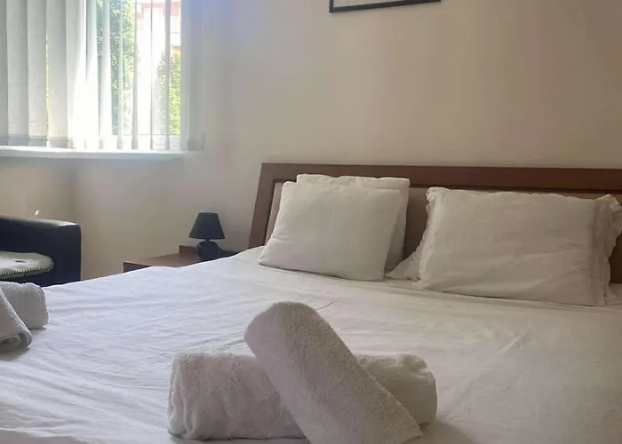 Ground Floor, 2-bed Lejlighed